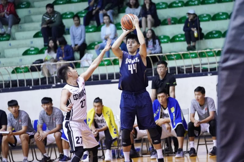 中科何俞慶三分球8投中4。