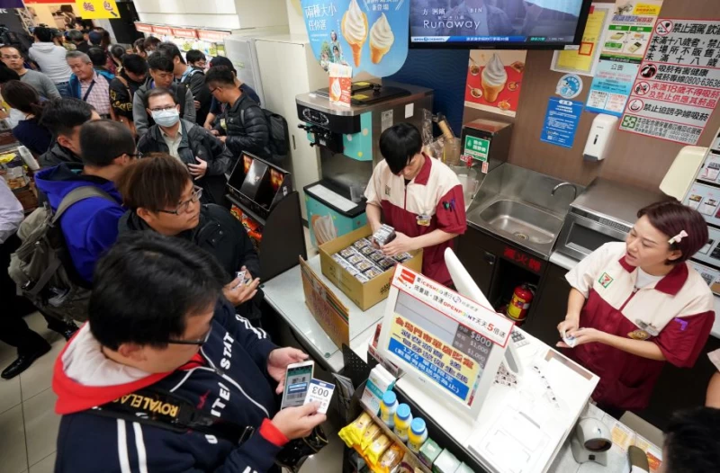 年度球員卡上市記者會,現場也進行超商零售包搶先販售會,許多卡迷排隊搶購。圖/中職提供