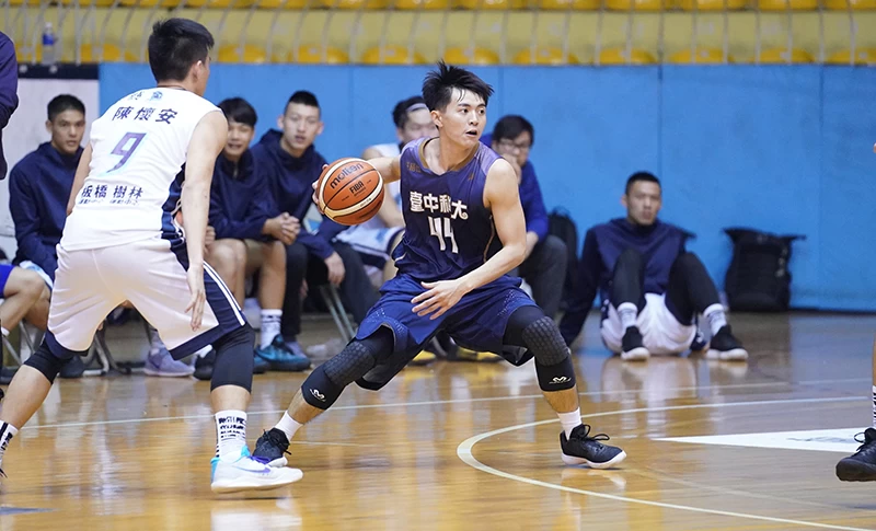 中科何俞慶三分球8投中5拿23分。