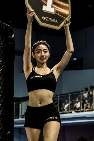 通過徵選者成為舉牌女郎將可站上擂台成為鎂光燈焦點。(中華民國綜合格鬥協會提供)