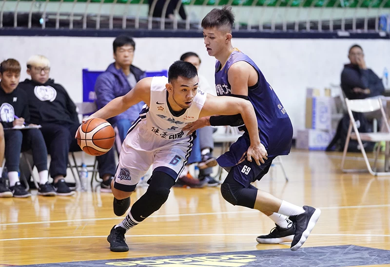 臺藝大張健鑫關鍵抄截帶動12:0逆襲攻勢。
