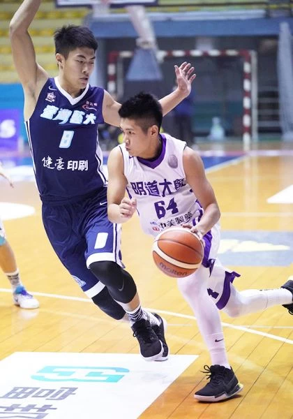 台藝大邱柏璋防守明道林明毅。