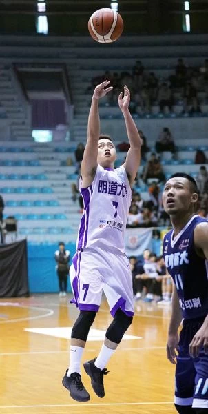 明道曾柏喻終場前1分47秒三分球跳投追平。