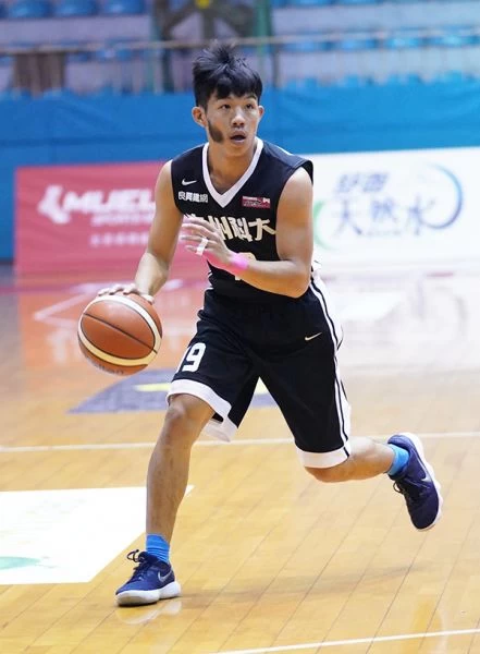 中州陳柏宏三分球10投中4得21分、另有7籃板。
