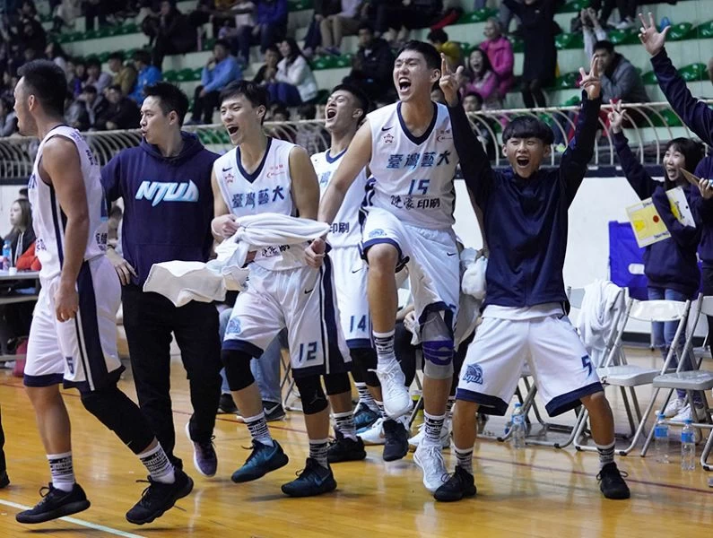 台藝大破中州5連勝不敗之身後全隊歡呼。