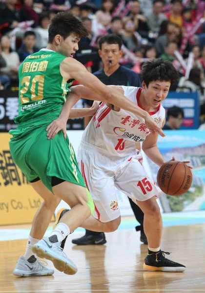 台銀陳侑昫(右)。 李天助攝