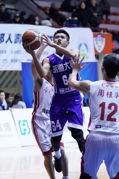 明道主控林明毅突破台師大包夾後伺機出手。