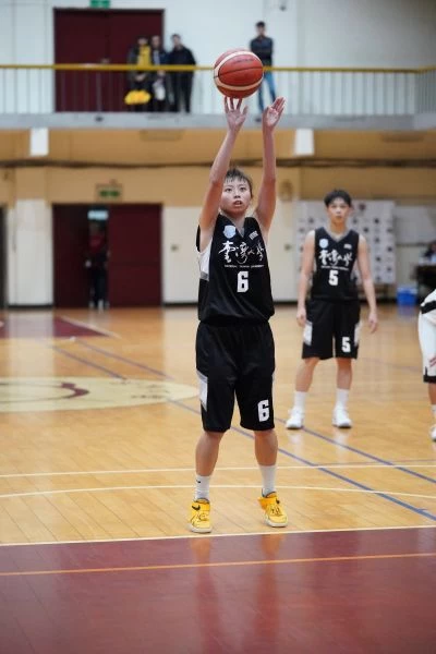 台大許硯筑出手。