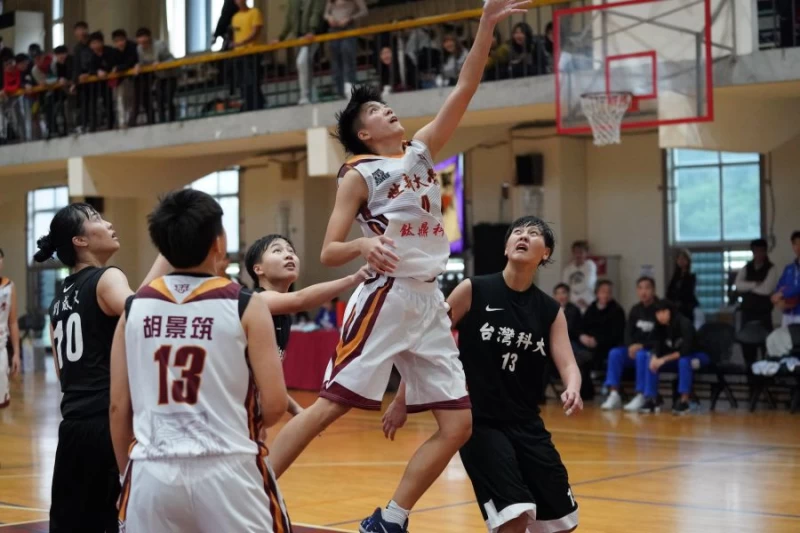 世新李郡心12投中6、6罰4得16分。