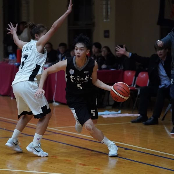 台大李慶雅運球推進。