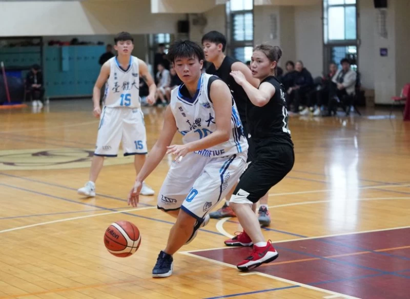 台體大菜鳥曾凱羚撐延長賽連得7分。