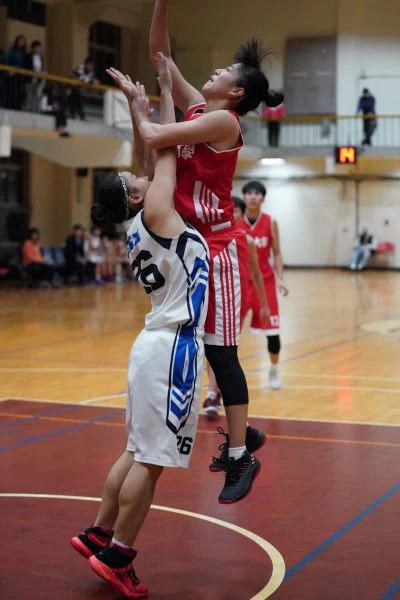 佛大大四控衛彭惠貞出手成大蔡卉妮貼身防守。