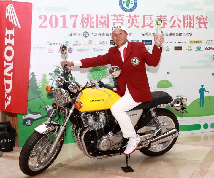 2017桃園菁英長春公開賽盧建順奪冠,與遺憾未能拿到手的一桿進洞獎Honda重型機車合影。圖/大會提供(鍾豐榮攝)