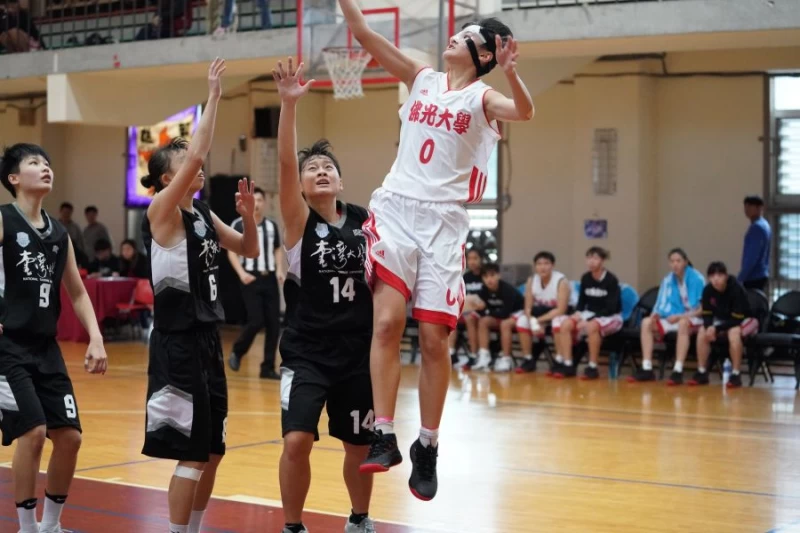 佛光大一菜鳥羅培甄在台大3人面前跳投。