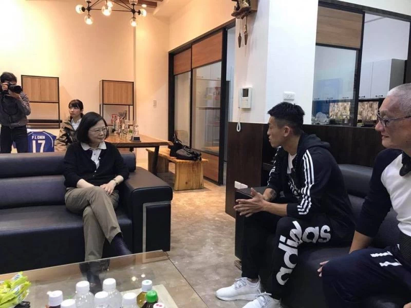 陳柏良當面向總統談足球的現況。摘自陳柏良臉書