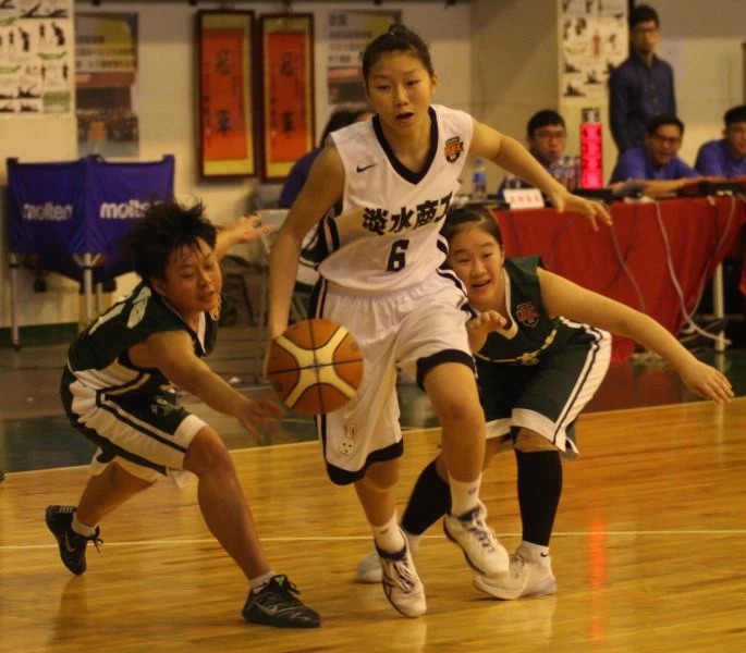 淡商黃巧鈞運球推進。