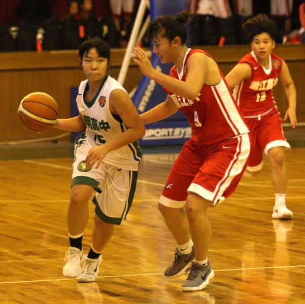 陽明支嫚萱運球滬江許玟瑄防守。