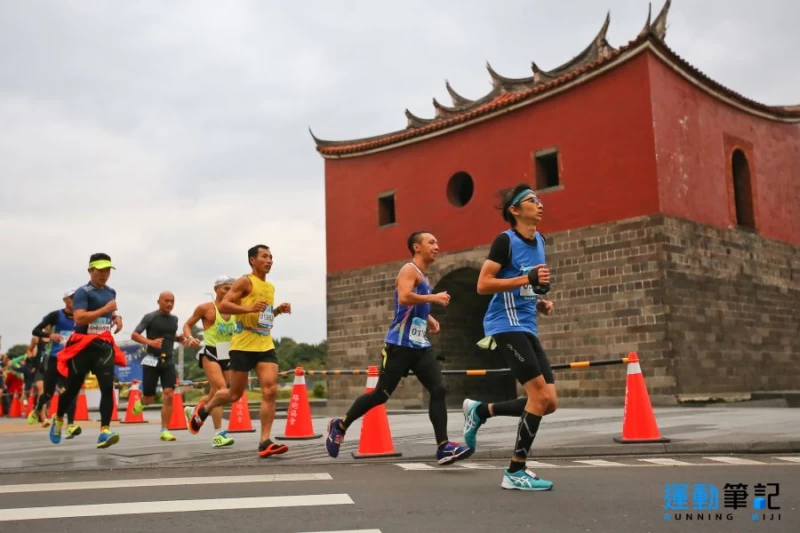 臺北馬拉松在路線調整後,全程繞經台北市內多個古蹟景點,背景為北門處。圖/運動筆記提供
