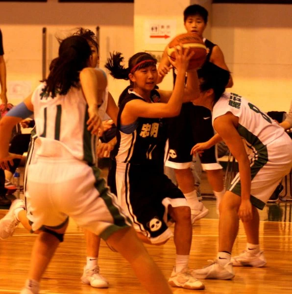 忠明致功臣江曉萍殺入北一女禁區。