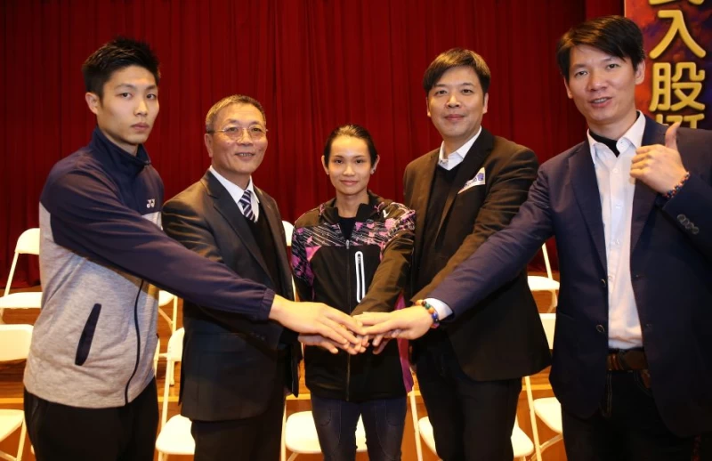 周天成(左1)和戴資穎(中)都將爭取選手理事。李天助攝