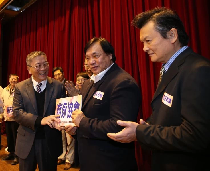 署長送給報名人數最多的游泳協會理事長許東雄。李天助攝