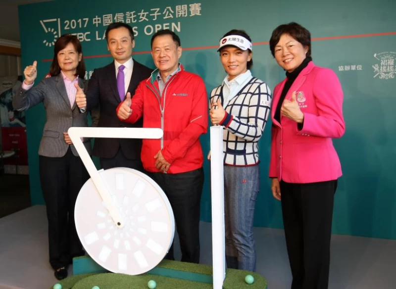 貴賓代表合影,(左起)東方球場總經理郭秋琳丶中女職業高爾夫董事長潘仲光丶中信副董事長利明献丶衛冕選手盧曉晴及TLPGA理事長鄭美琦。圖/大會提供