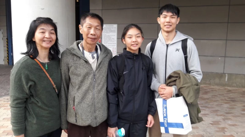 陽明高二前鋒洪琪「右二」的雙親及中山大男籃隊長哥哥洪紹銘到場力挺。