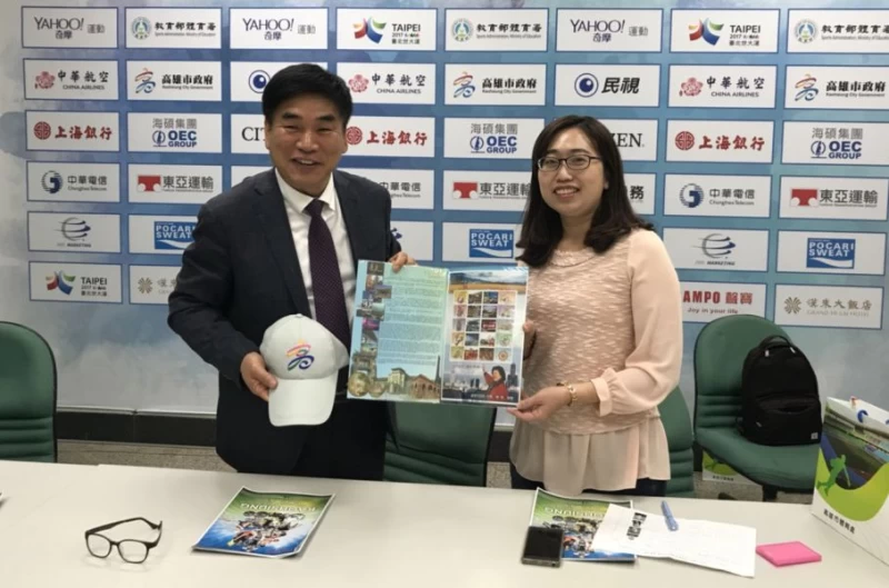  高雄市體育處全民運動組吳盈萱組長致贈紀念品予世宗特別自治市身障體育會。圖/高雄市體育處提供
