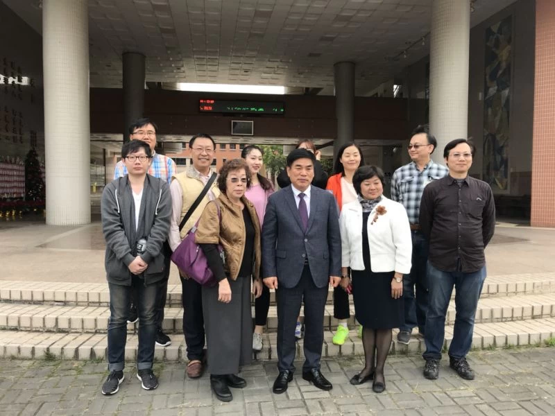 世宗特別自治市身障體育會拜訪楠梓特殊學校，由聶惠如校長(前排右1)親自接待，李鍾昇處長(中間著西裝者)。圖/高雄市體育處提供