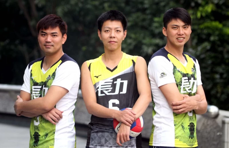 莊明叡(中)和林志勇(右)是企業排球元年元老級球員。林嘉欣／攝影。