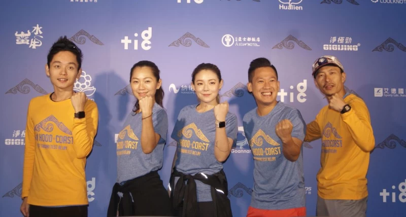歐陽靖與好友老爸合唱歌。大提提供