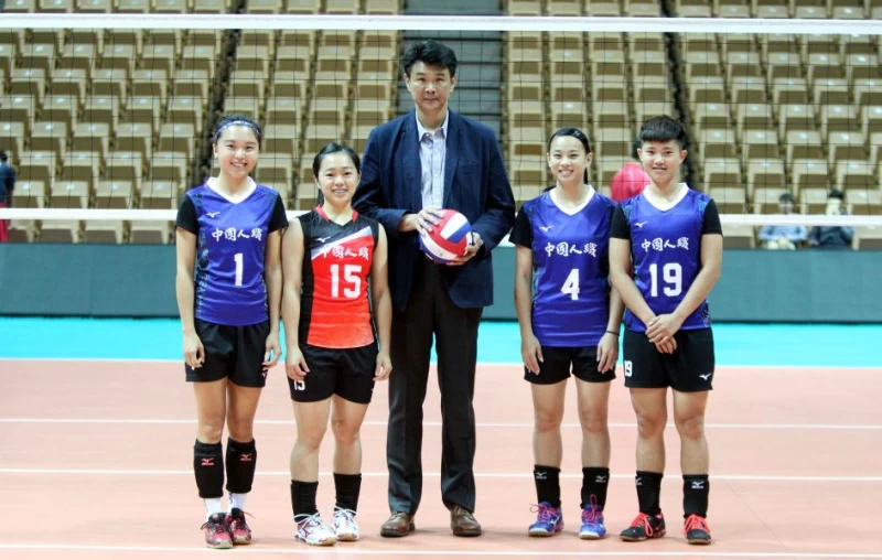 中纖「四小福」廖苡任(左起)、賴湘程、羅儀璟、簡佳慧和教練張恩崇的最萌身高差。林嘉欣/攝影。