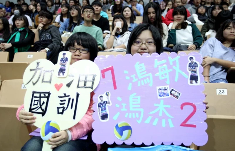 因為企業排球聯賽,何晏瑜(右)和梁旻柔意外變好友,相約到新莊為「電眼雙帥」加油。林嘉欣/攝影。