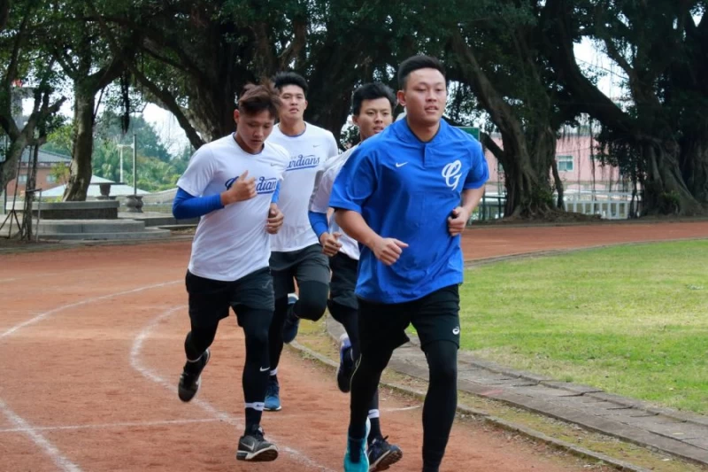 富邦悍將吳世豪、范玉禹、游霆崴、黃亦志(由左至右)。