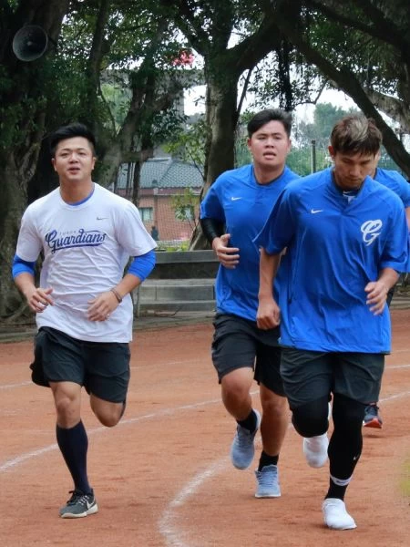 富邦悍將陳明軒、林政賢、黃勝雄(由左至右)。