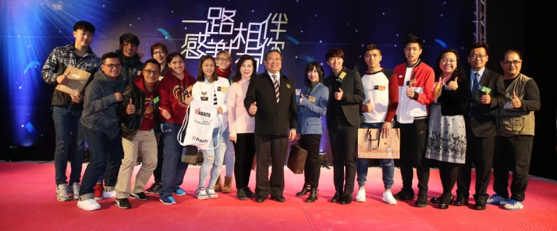 中華奧會主席林鴻道(中)與宏國贊助選手合影/李天助攝