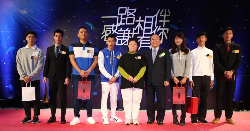 贊助人楊小姐（中）與受贊助選手合影／李天助攝