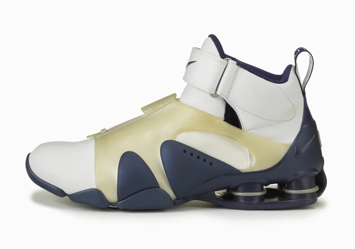 hox Stunner由Aaron Cooper設計,並由2002年NCAA(全美大學生體育協會)錦標賽獲勝者穿著。Nike提供