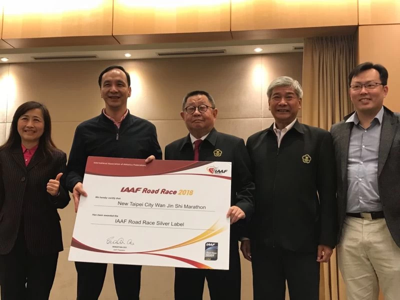 田徑協會理事長蔡辰威(中)頒銀籤證書給新北市長朱立倫。