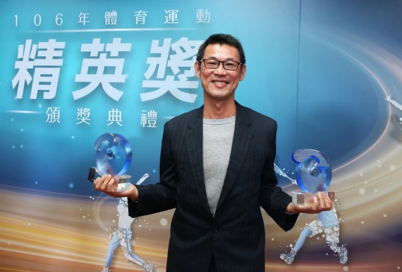 戴爸戴楠凱代領特別和教練兩大獎。李天助攝