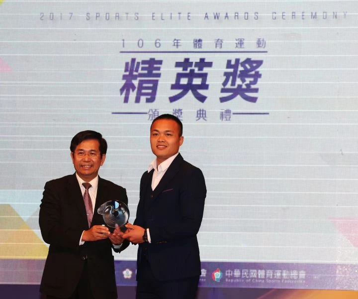 鄭兆村(右)走過低潮走向新巔峰。李天助攝