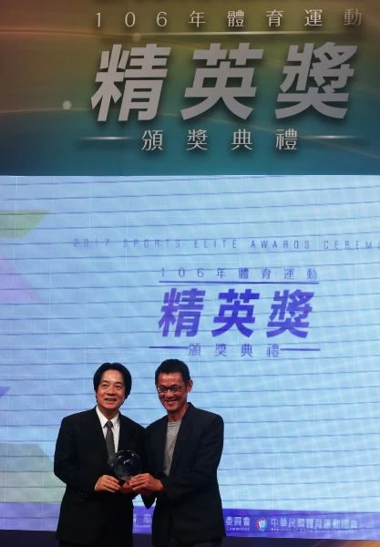 戴楠凱(右)從行政院長賴清德手中獲獎。李天助攝