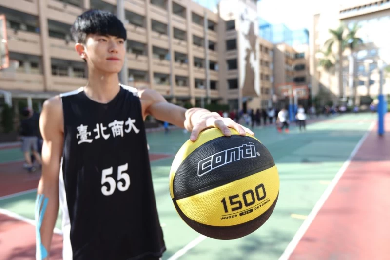 Conti籃球1500系列可以輕鬆一手抓起。楊勝凱攝