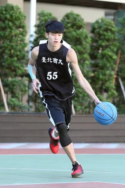 Conti籃球1500系列的觸感讓王俊盛運球時非常舒服。楊勝凱攝