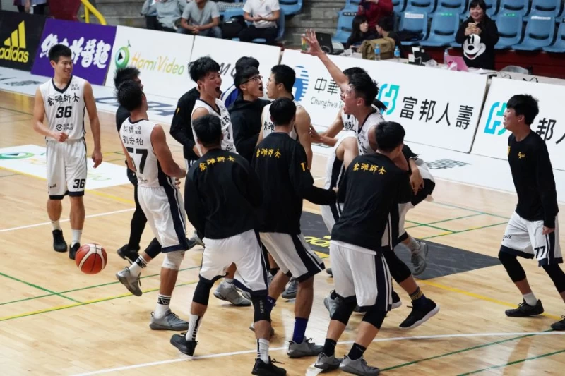 高師大絕殺全隊雀躍。