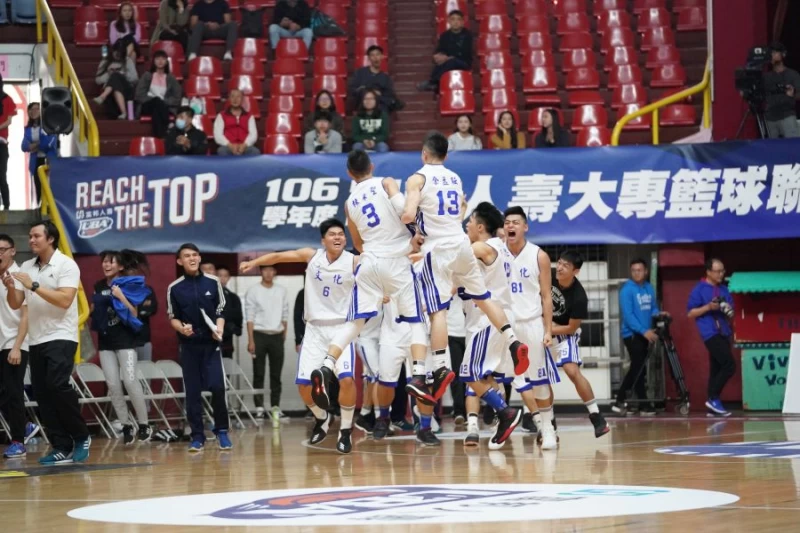 文化第4勝入袋全隊雀躍。