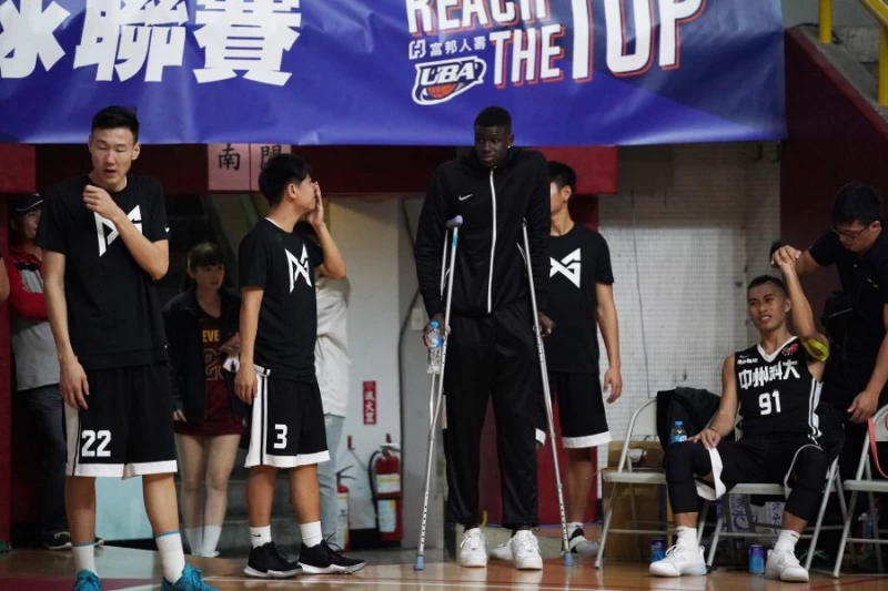 中州班霸拄著枴杖替隊友加油。　　