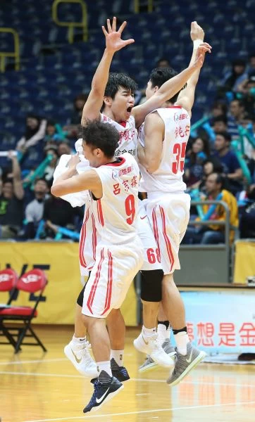 台銀張博勝(中)。