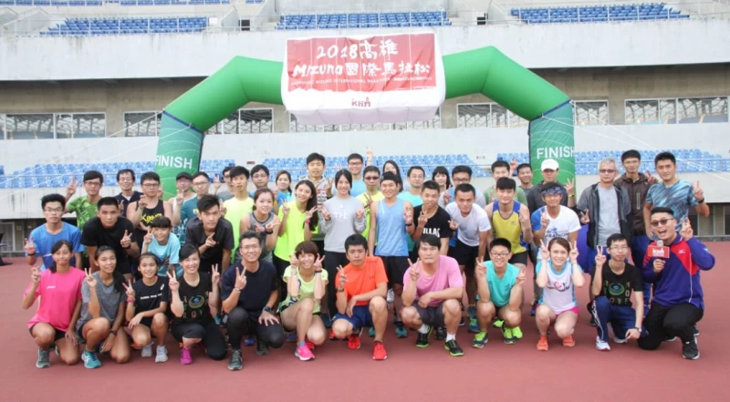 游雅君與跑者合照。高雄市體育處提供