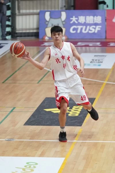 北市大李其恩還6.7秒底線零角度切入致勝拋投。